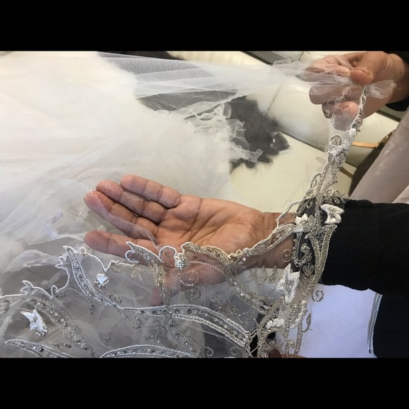 Wedding dress- photos of current condition - Picture 7 of 8